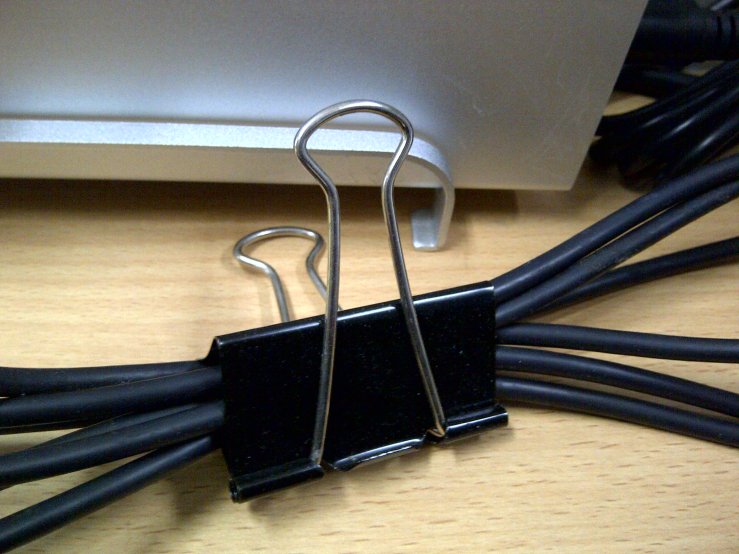 Klem kertas (binder clip) untuk mengikat kabel